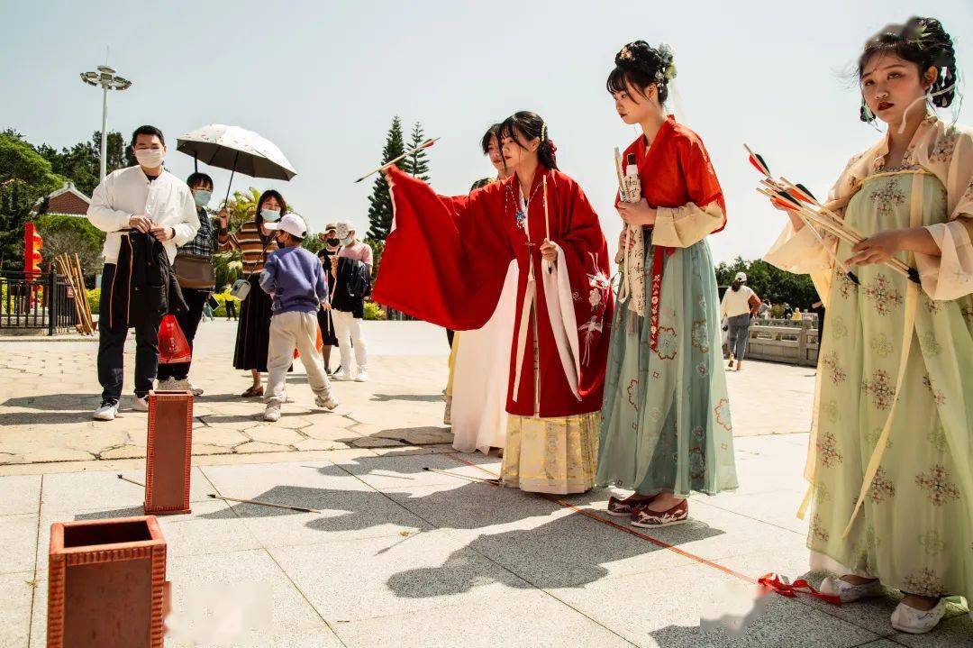 17三人四足图 正源学校游戏玩法采用分组比拼的形式,每组3人,两两将脚