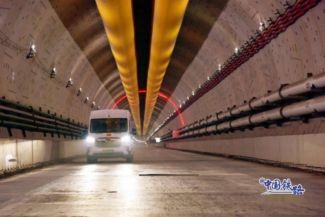 这条高铁海底隧道顺利贯通!