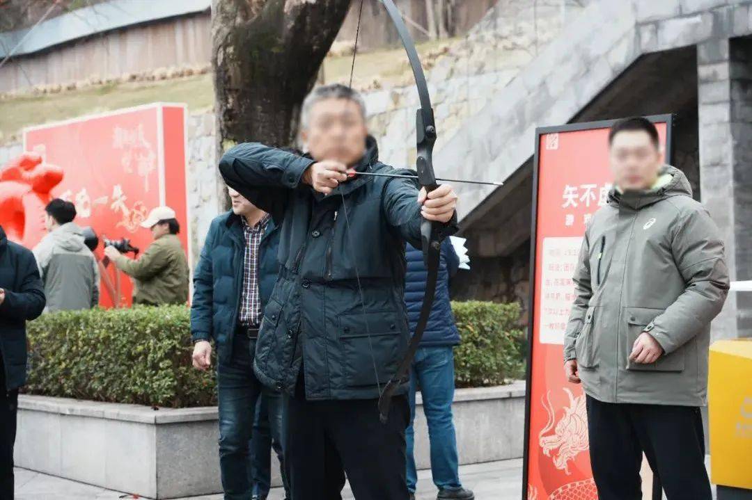 17三人四足图 正源学校游戏玩法采用分组比拼的形式,每组3人,两两将脚