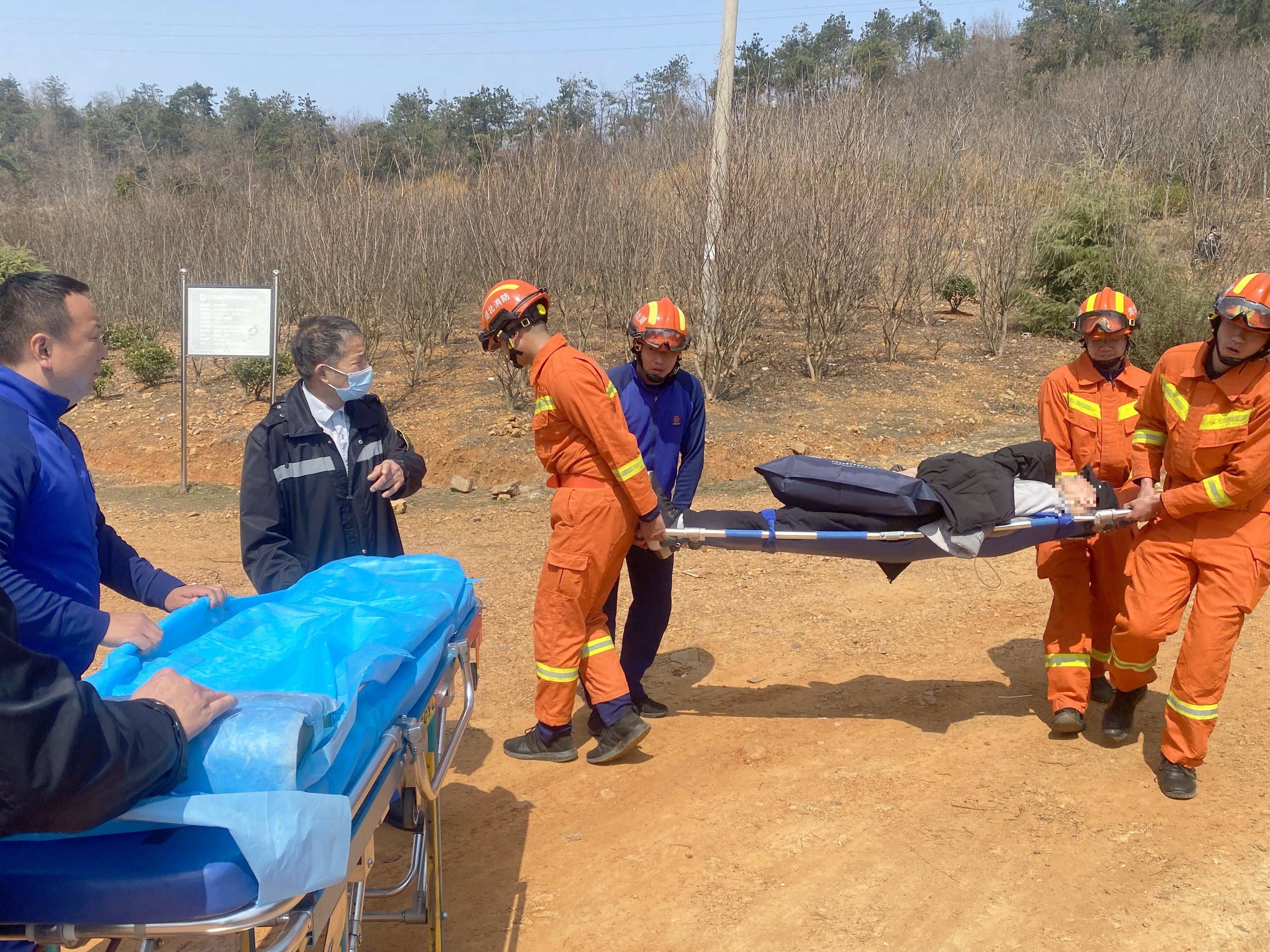 武汉七旬老人登山时休克消防医护人员合力成功救援