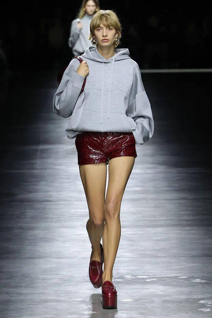 这时尚界终于癫成这样穿内衣裤出门或正穿成为新趋势