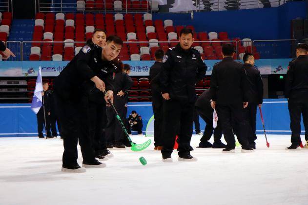 活动以冰雪运动项目体验 趣味竞赛的形式进行,设置了冰壶对抗赛,冰球