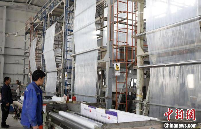 "今年地膜销售价格每公斤7.3元,比去年降低0.2元.我们已接到金银川