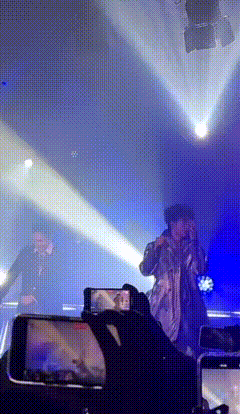 两个人在台上蹦,#吃的饺子是郑伟妈妈包的～一整个梦回蓝多多&蔡小豆