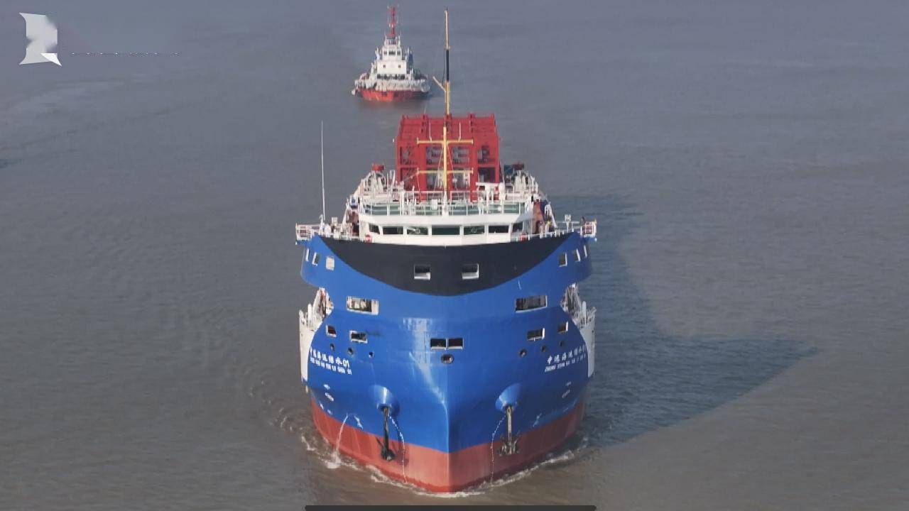 巨型纯电动集装箱船年内在沪首航