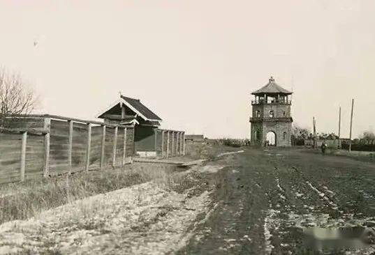 八角楼,瑷珲城内十字街心有八角楼,亦称八卦楼,为拳匪乱后建筑物.