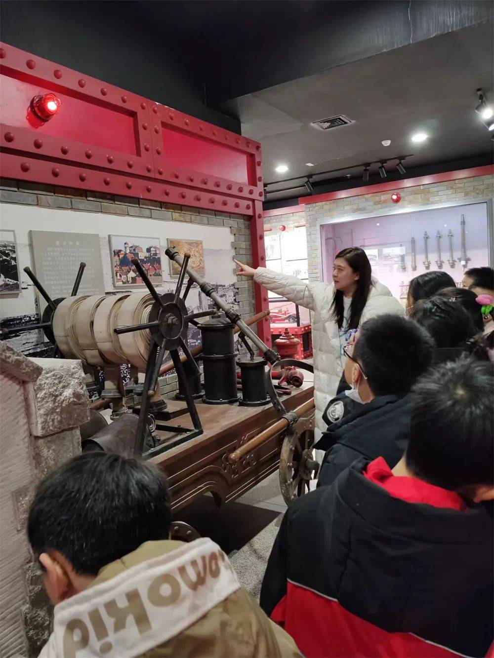 珍爱生命——基础学部四二中队走进青岛市消防博物馆_少先队员_火灾