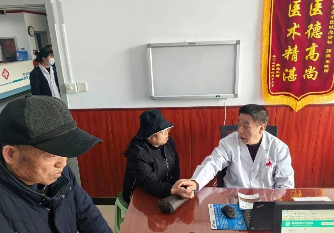 榆社全国名中医冯五金教授在县中医院开展坐诊活动