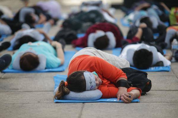 墨西哥城:户外小憩_睡眠_新华社_人们