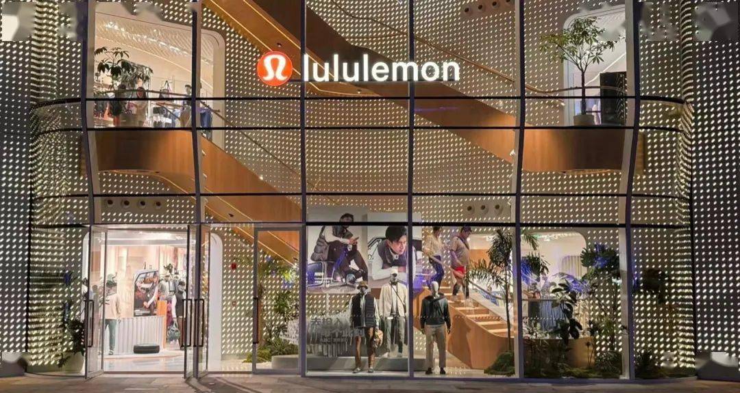这种嚣张的个性仿佛有无穷的魔力,让lululemon从一个加拿大的街边店
