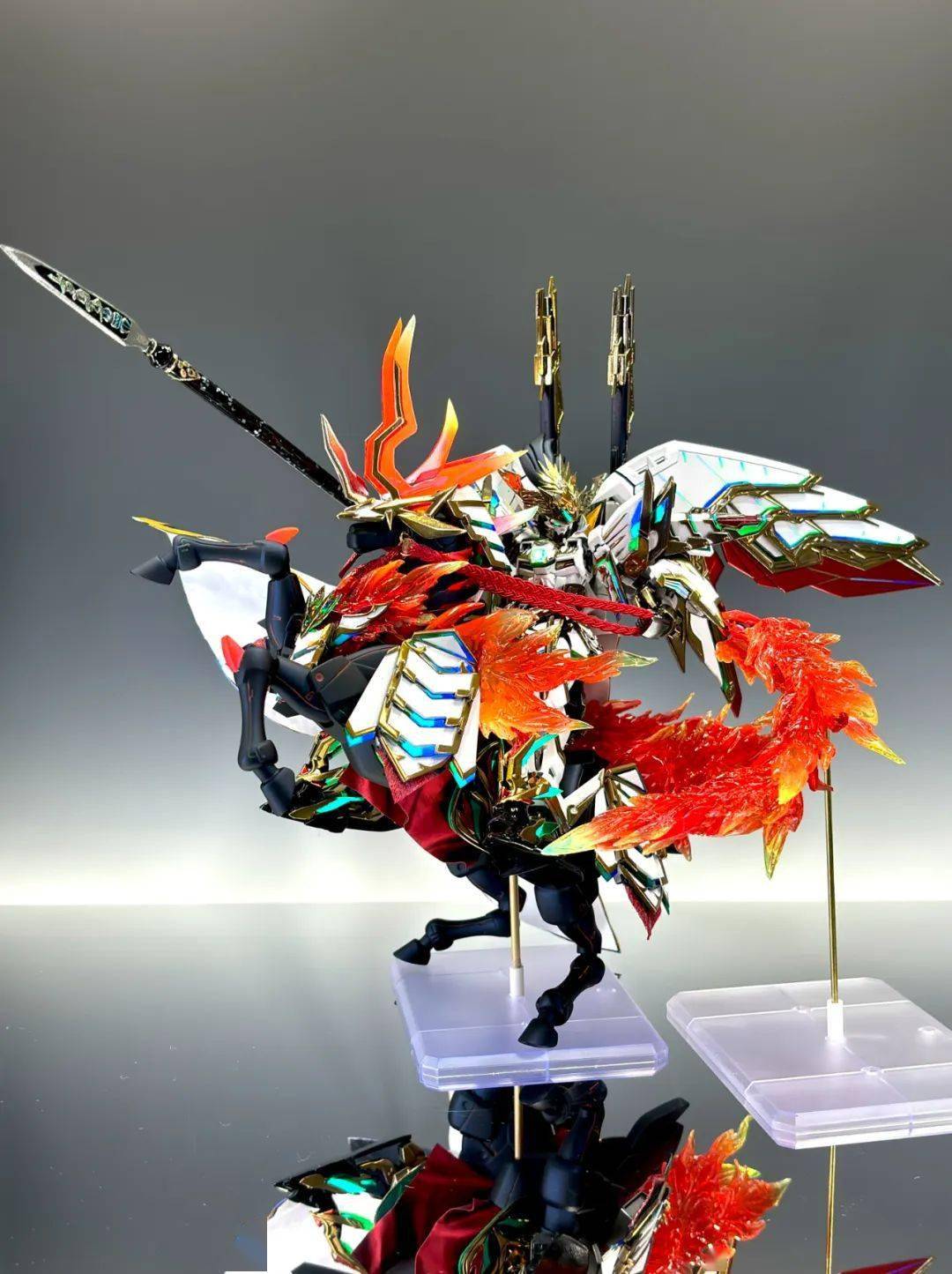 由于底面是电镀金,所以在涂装的时候还尽量避免遮盖,涂上了荧光珐琅漆