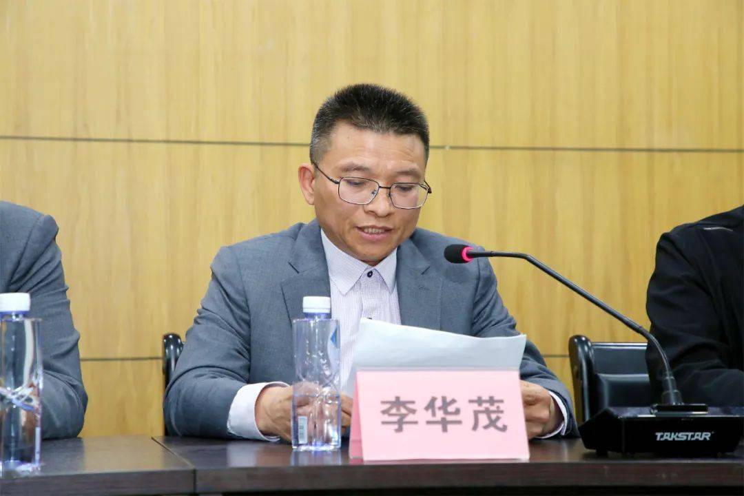 足球协会会长李华茂,副会长毛永康,翟春贺,秘书长张振权,监事长梁志兴