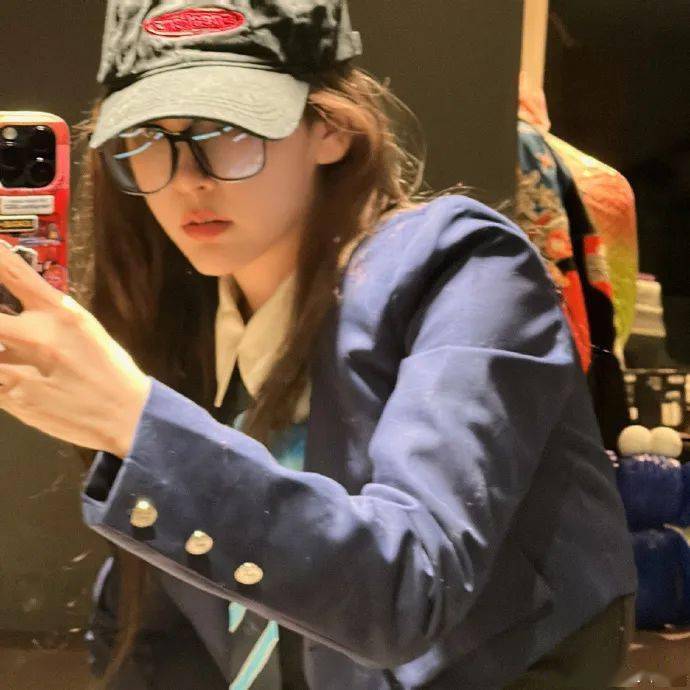 lpl美女解说rita黑框眼镜配棒球帽她太会穿搭了