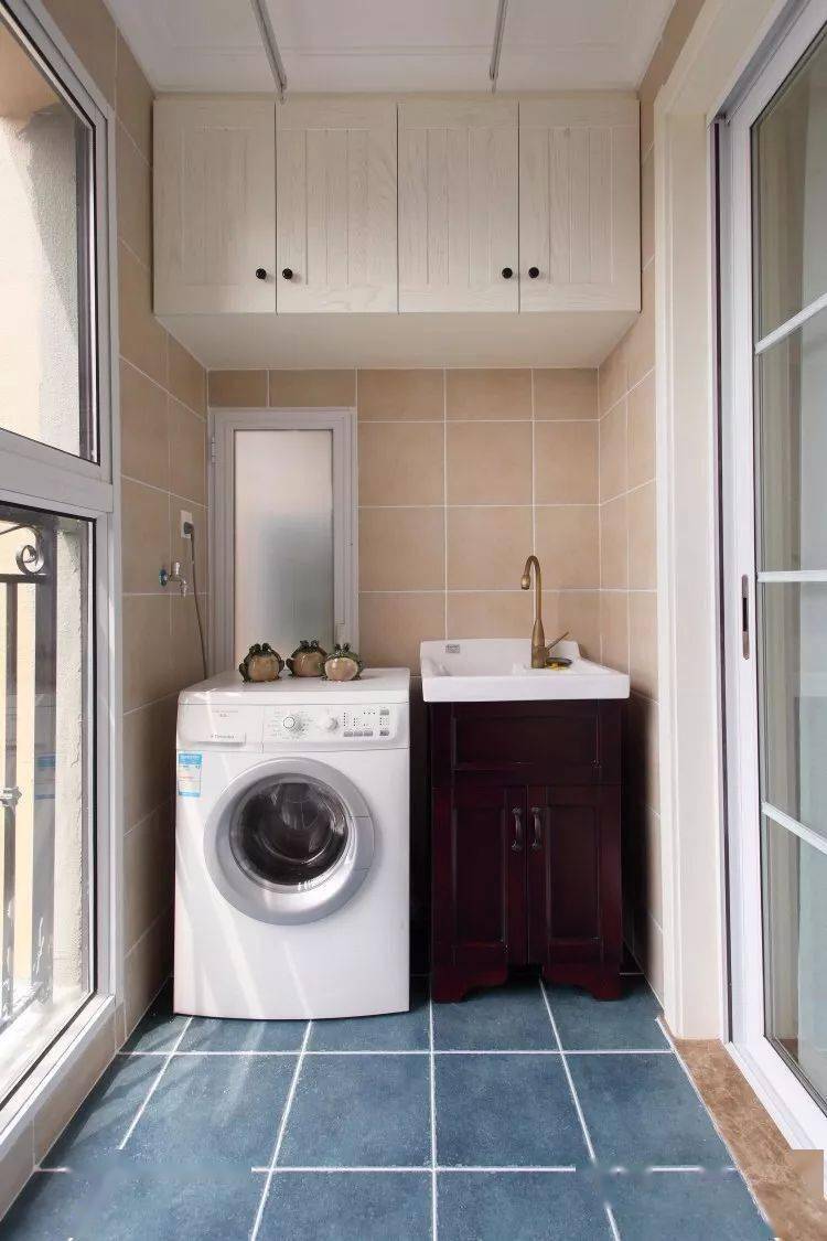 小户型阳台,洗衣机配柜子,实用又方便,空间利用更高效!