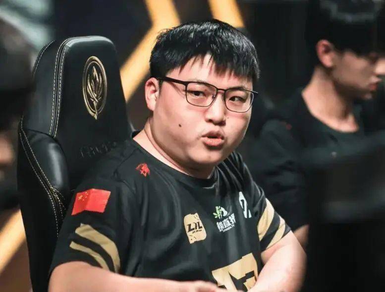 tabe回忆老皇族战队打4保1战术为了uzi大家都牺牲了很