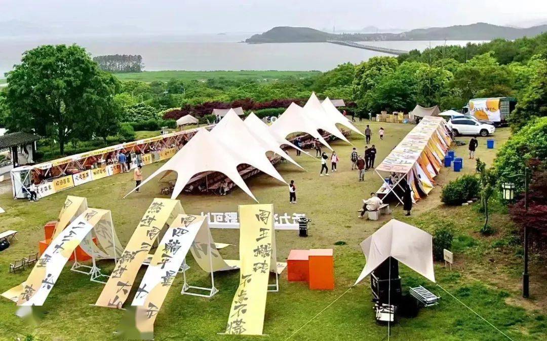 视野开阔草坪区域三面环山便可以到达景区内的大片草坪从渔洋山景区