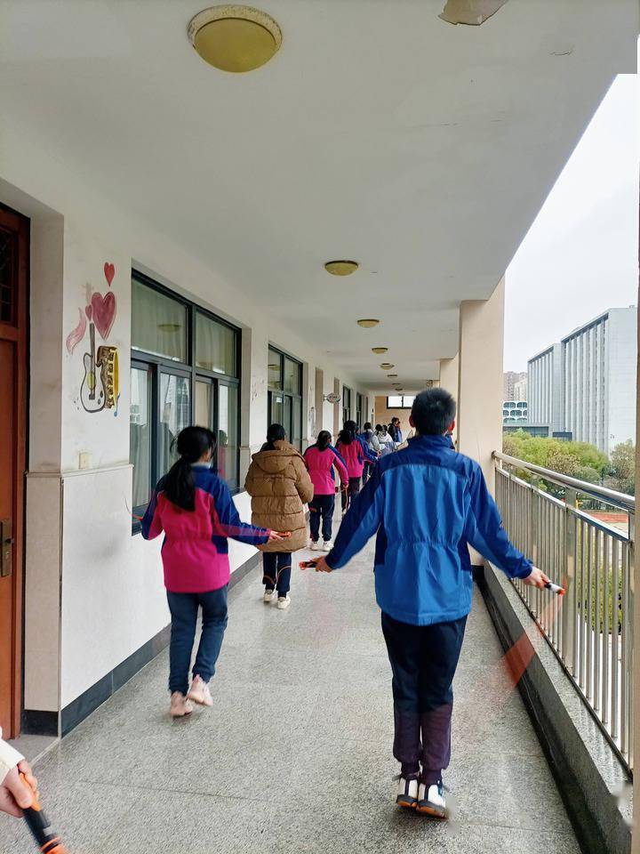杭州高新实验学校的初三同学们在走廊上练习跳绳在杭州闻涛中学,除了