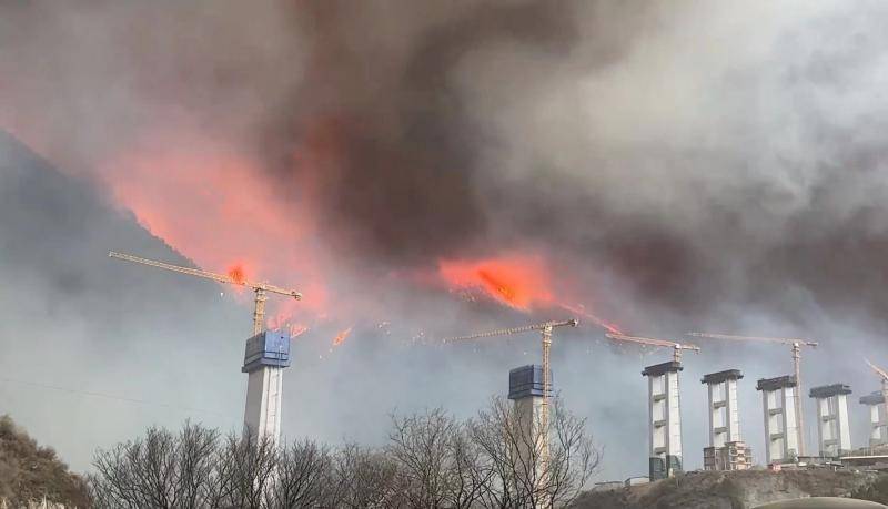 四川甘孜州雅江县发生森林火灾,500余名消防救援人员参与扑救_火场