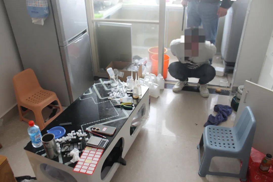 1月16日上午,因接到下线订单,谢某,梁某两人进入某商贸城制毒窝点生产