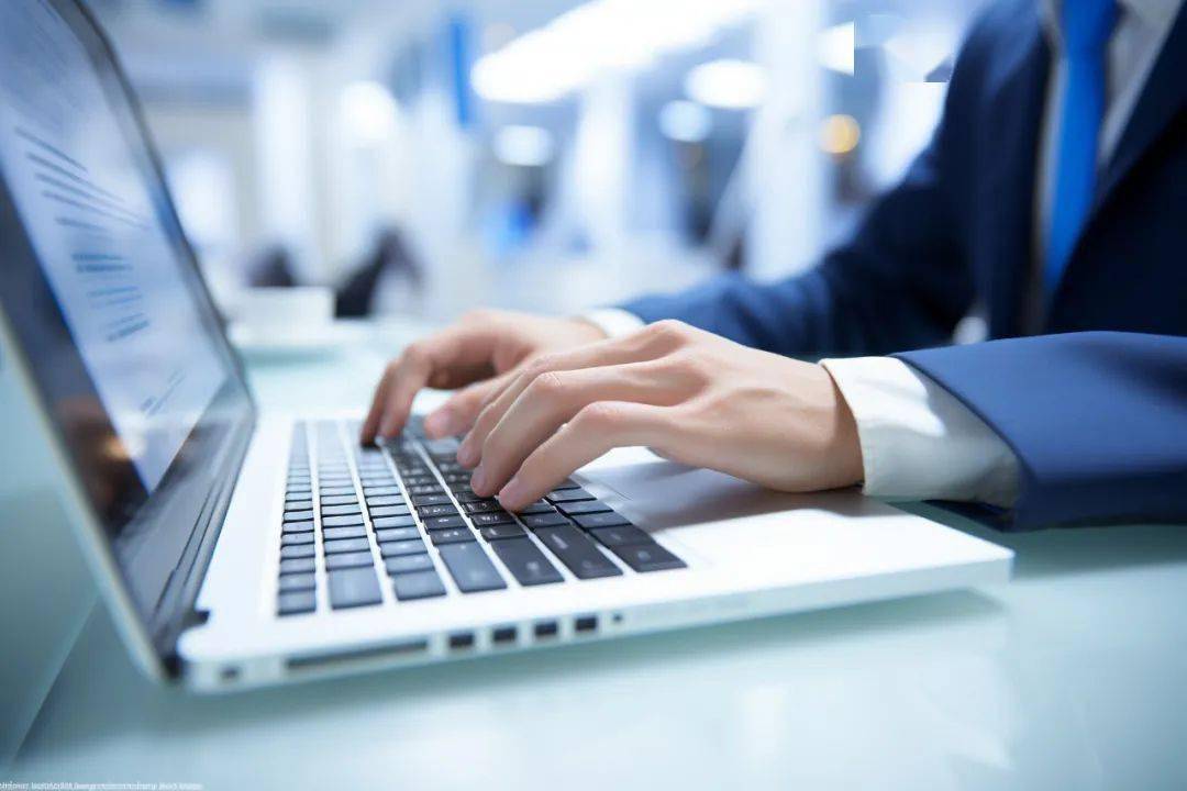 需要长时间对着电脑的打工族,可以调整电脑屏幕,让屏幕与视线平行