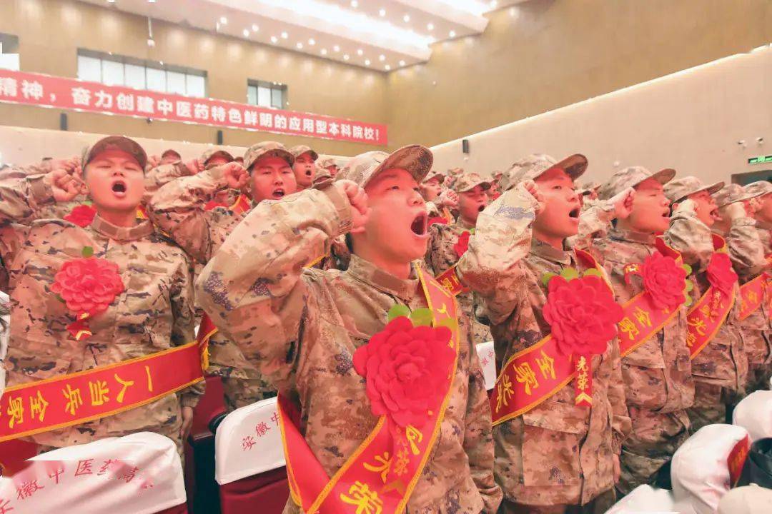 欢送新兵入伍光荣启程赴军营