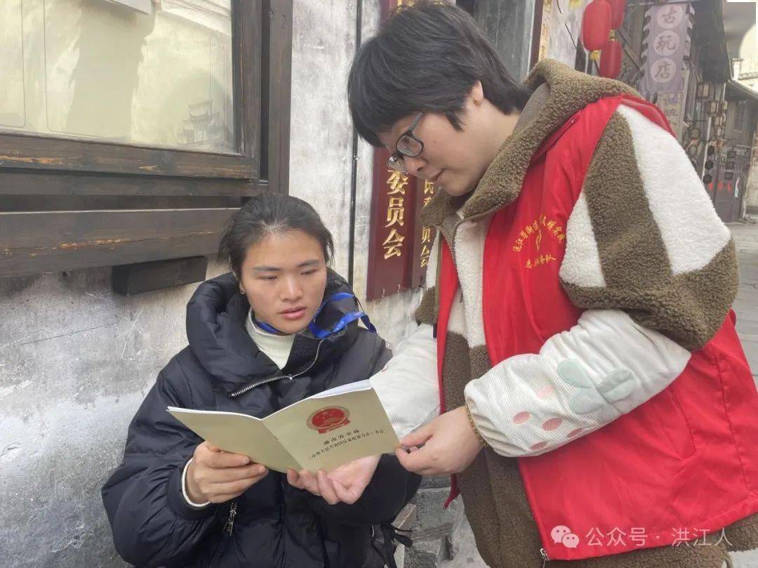 通俗易懂的语言向来往群众普及《妇女权益保障法》,《反家庭暴力法》