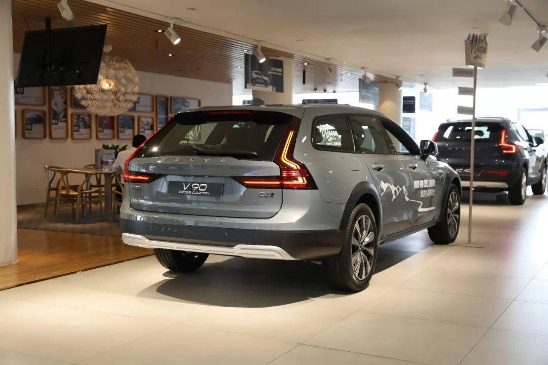 c43 4matic 旅行轿车特别版采用了奔驰最新的家族式设计语言,车身线条