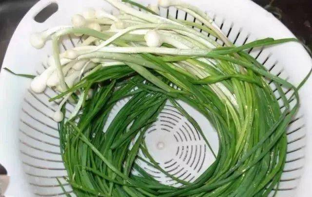 属百合科多年生草本植物,在溆浦农村田间地头最常见.