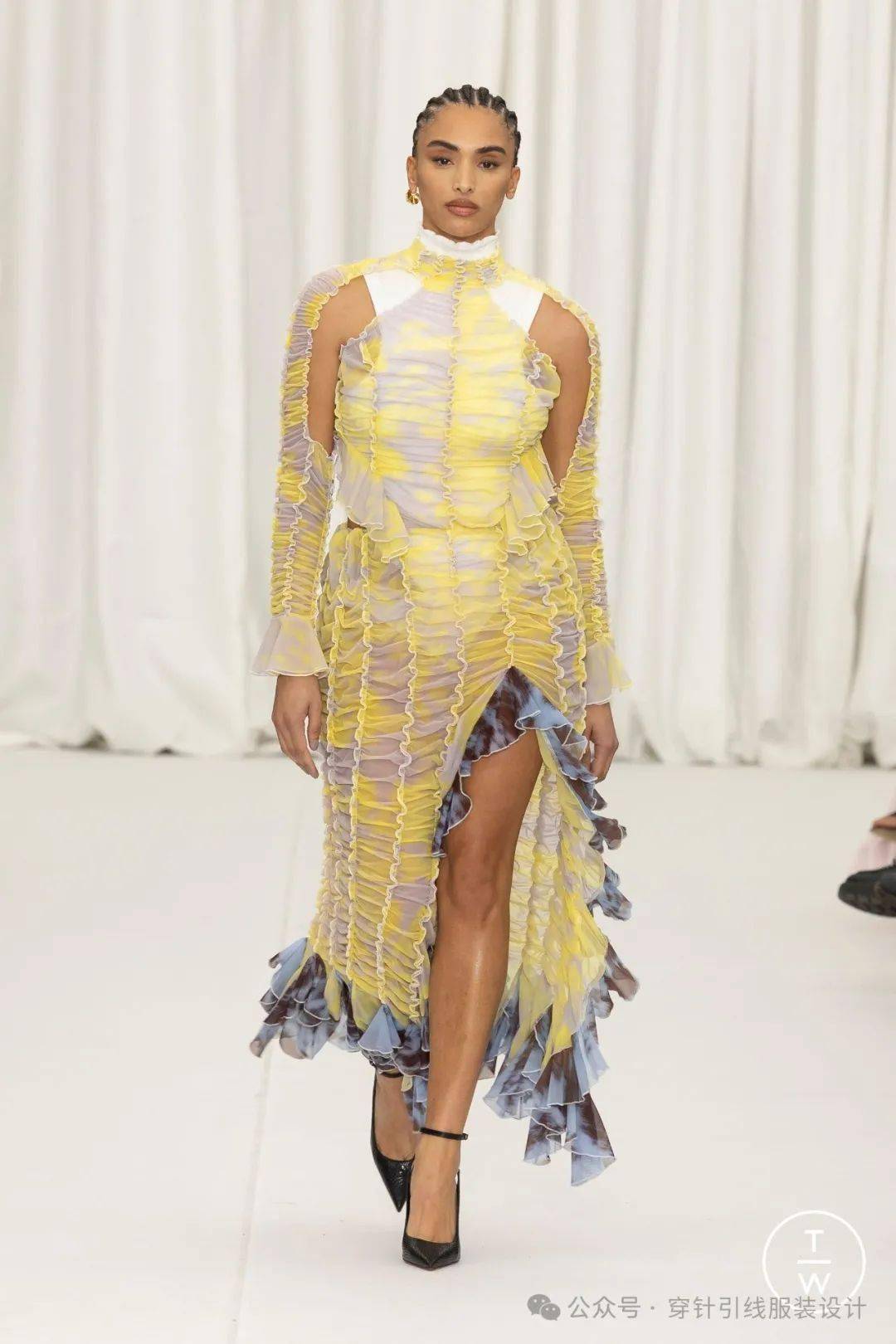 趋势薄纱玩出新高度2024女装新趋势透视设计让性感与力量并存