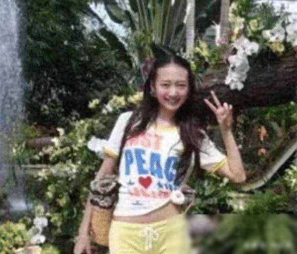 王鸥早年青涩照曝光坐猩猩怀中丝毫不惧