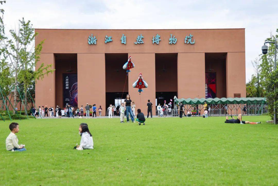 走进科普殿堂大手牵小手一起走进自然博物馆参观地质馆,恐龙馆,海洋馆
