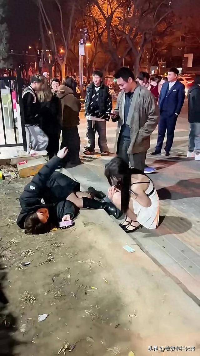 醉酒女子衣着单薄,躺路边花坛朝闺蜜摆手:起不来了,这次喝美了_酒吧