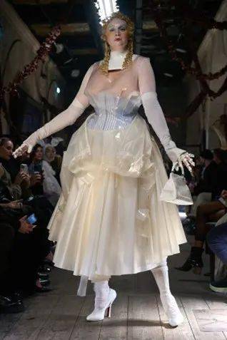 时尚设计 | 隐世鬼才martin margiela 的时尚革新之路_剪裁_马吉拉