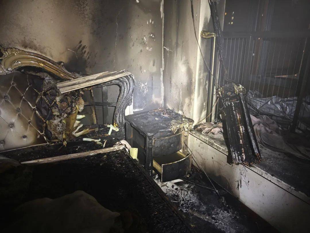 的救援已自行逃离火场室内人员床的一角以及空调等起火时烧着了床头柜
