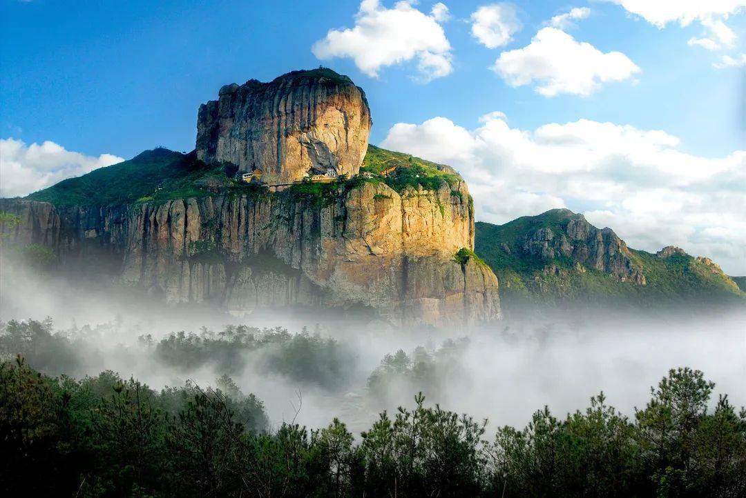 钱海挺/摄玉甑景区是中雁荡山的首景,景区面积39公顷,有2峰,10岩,10洞