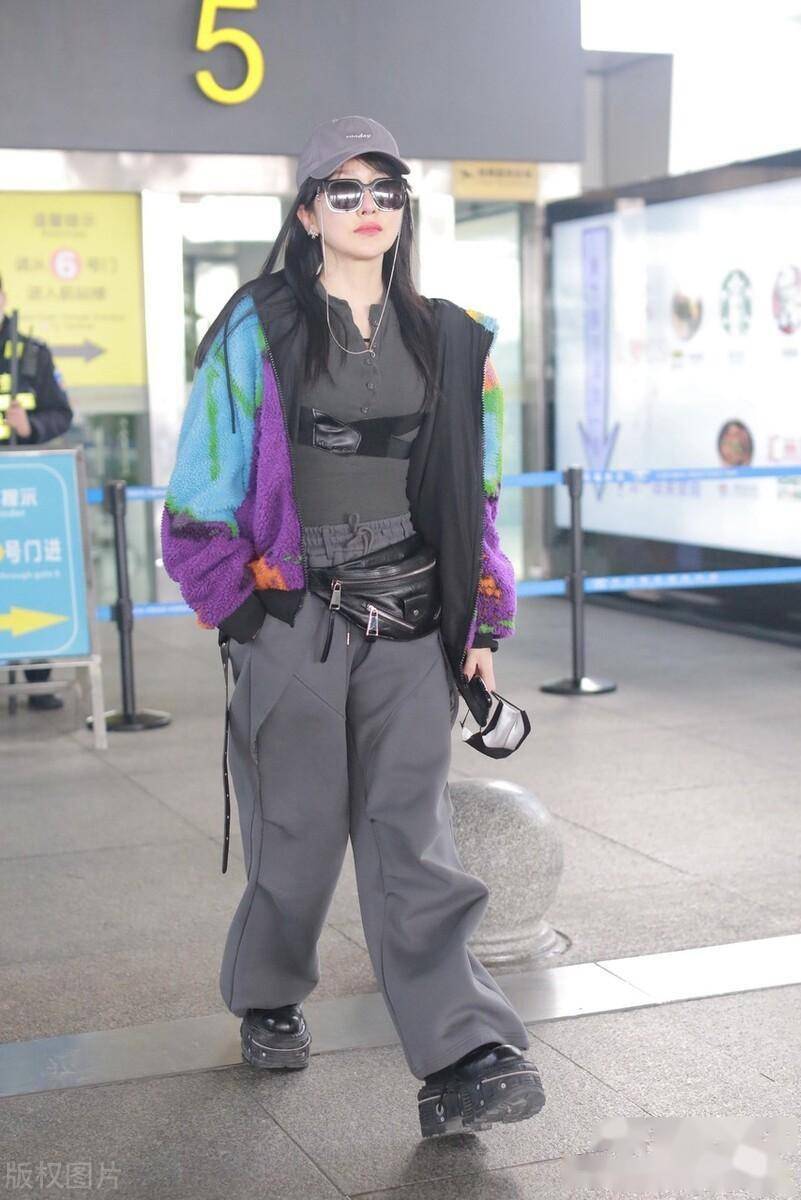萨顶顶抵达长沙机场面对镜头大方任拍