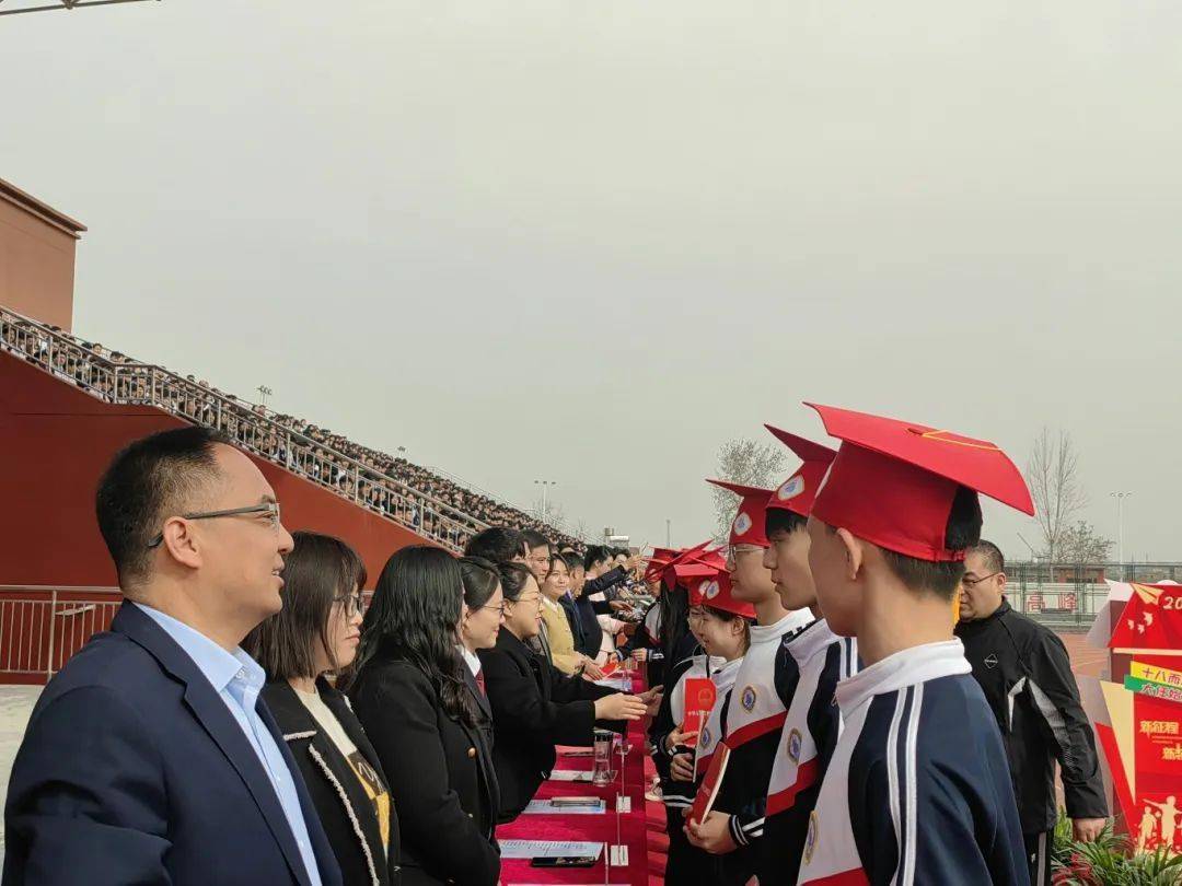 十八成人,责任以行,自强厚载,任重弘毅.