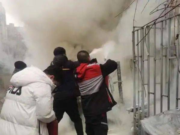 fm968快递小哥变身救火英雄