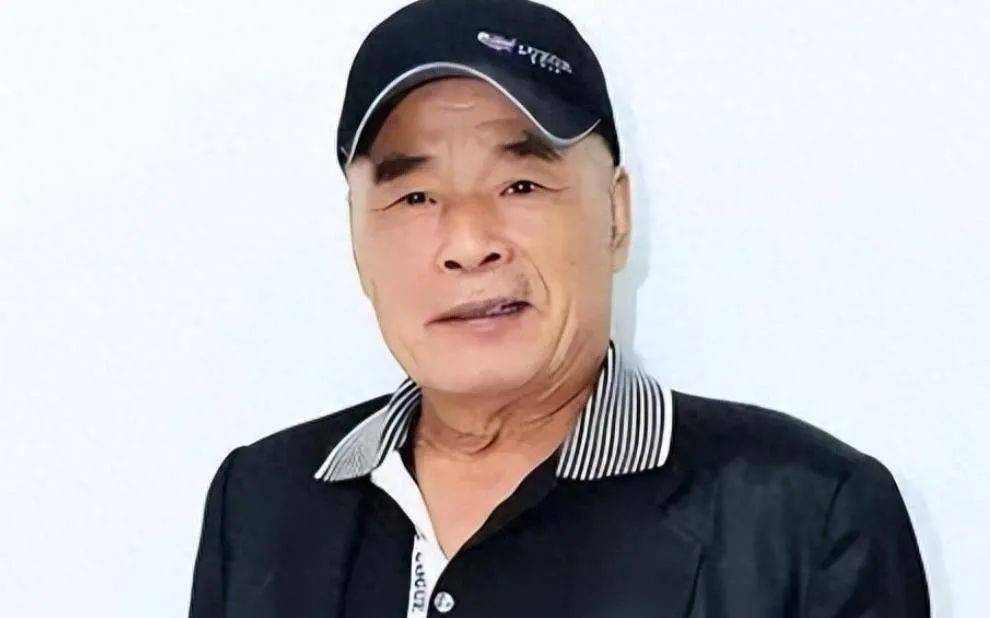 的表演技巧一天比一天纯熟,最终得到了剧团老板的表演,成为了一名演员