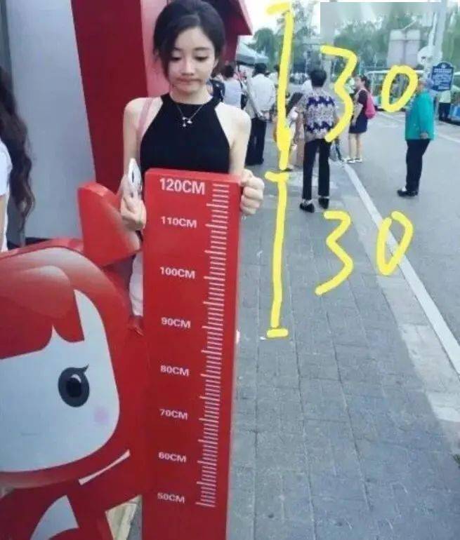 显得比对方矮上一截,更是让人感叹她的真实身高与想象中的差距之大