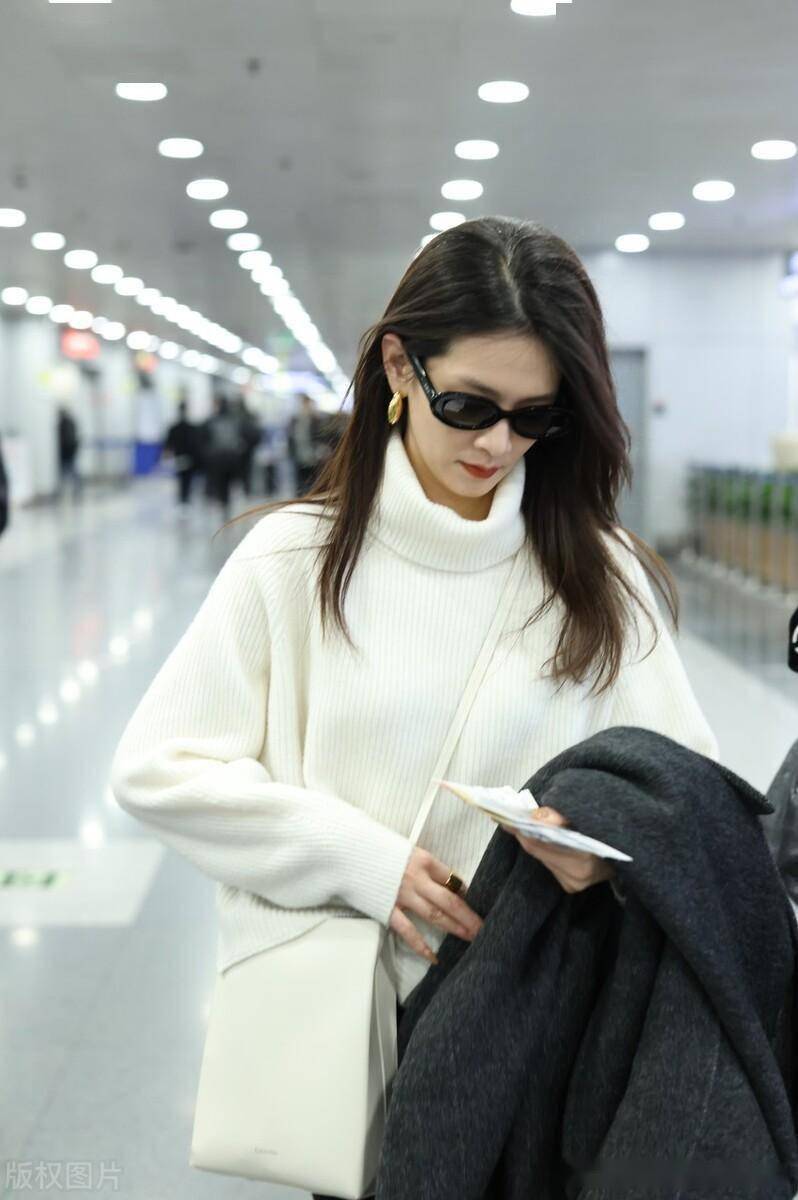 陈昊宇现身北京机场,白色高领毛衣时尚优雅