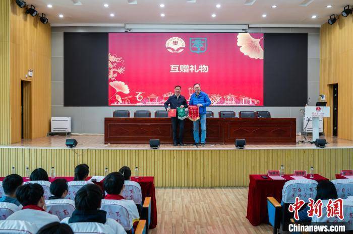 "贵港姊妹学校"学生在贵阳同上一堂课_唐哲_第一中学_香港