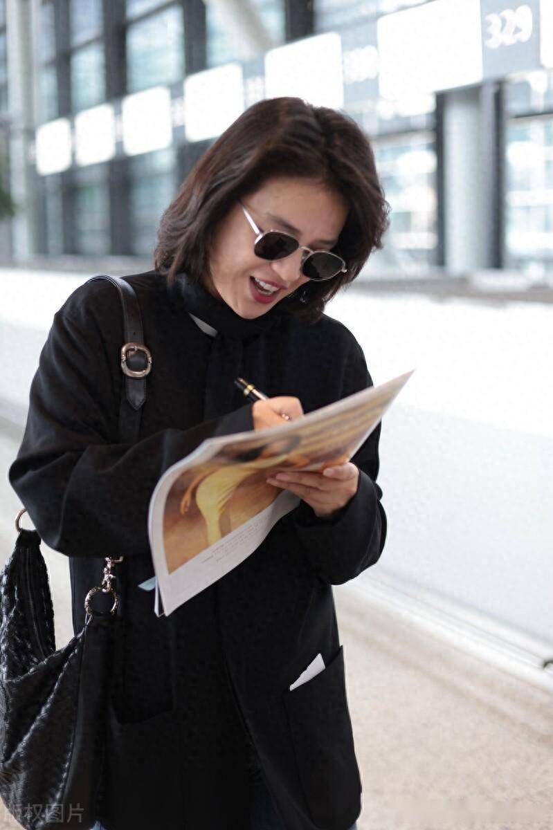 马思纯上海虹桥机场出发热情为粉丝签名