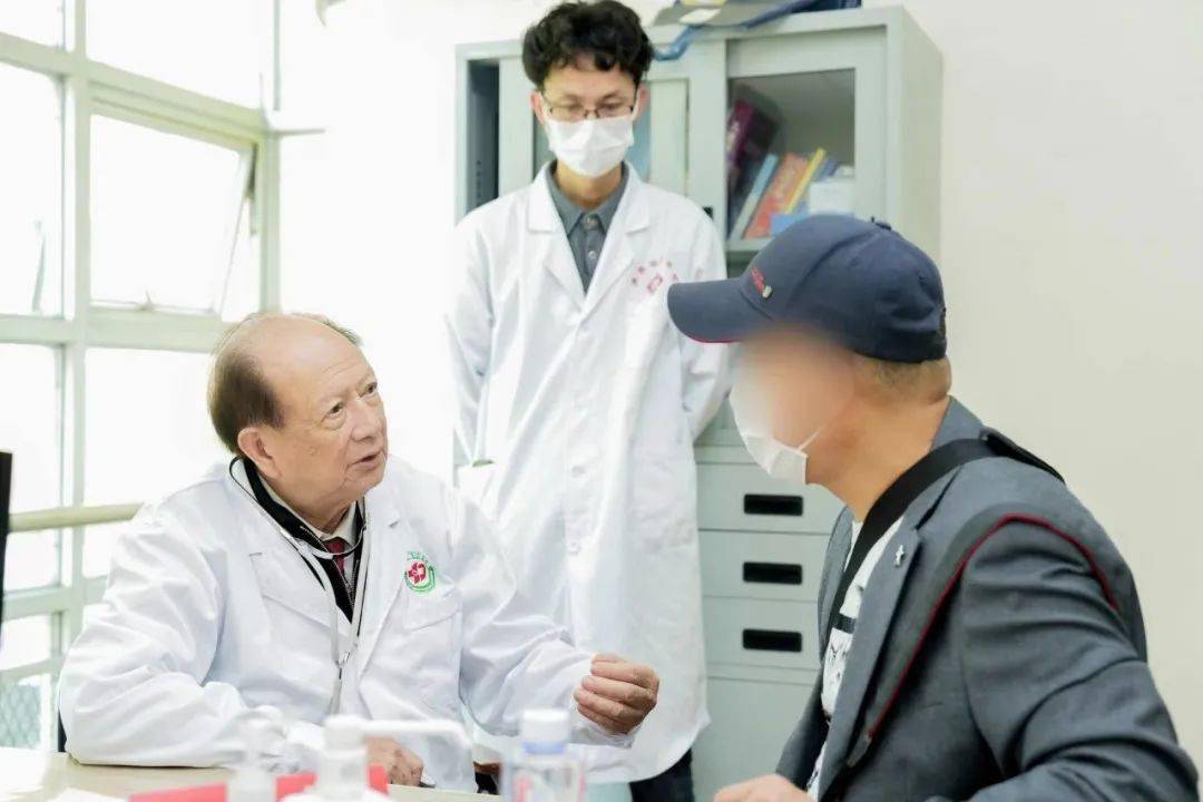 头条上海医大福建校友会晋江基地揭牌仪式暨义诊活动在