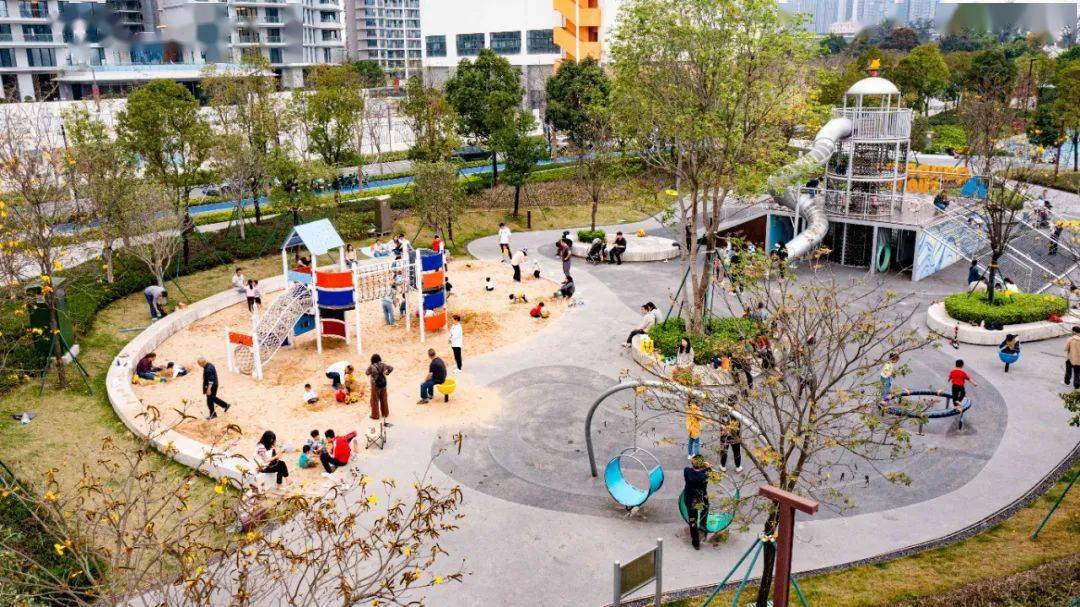 广船滨江公园,犹如镶嵌在珠江航道上的一颗绿宝石,船台,船坞,塔吊等