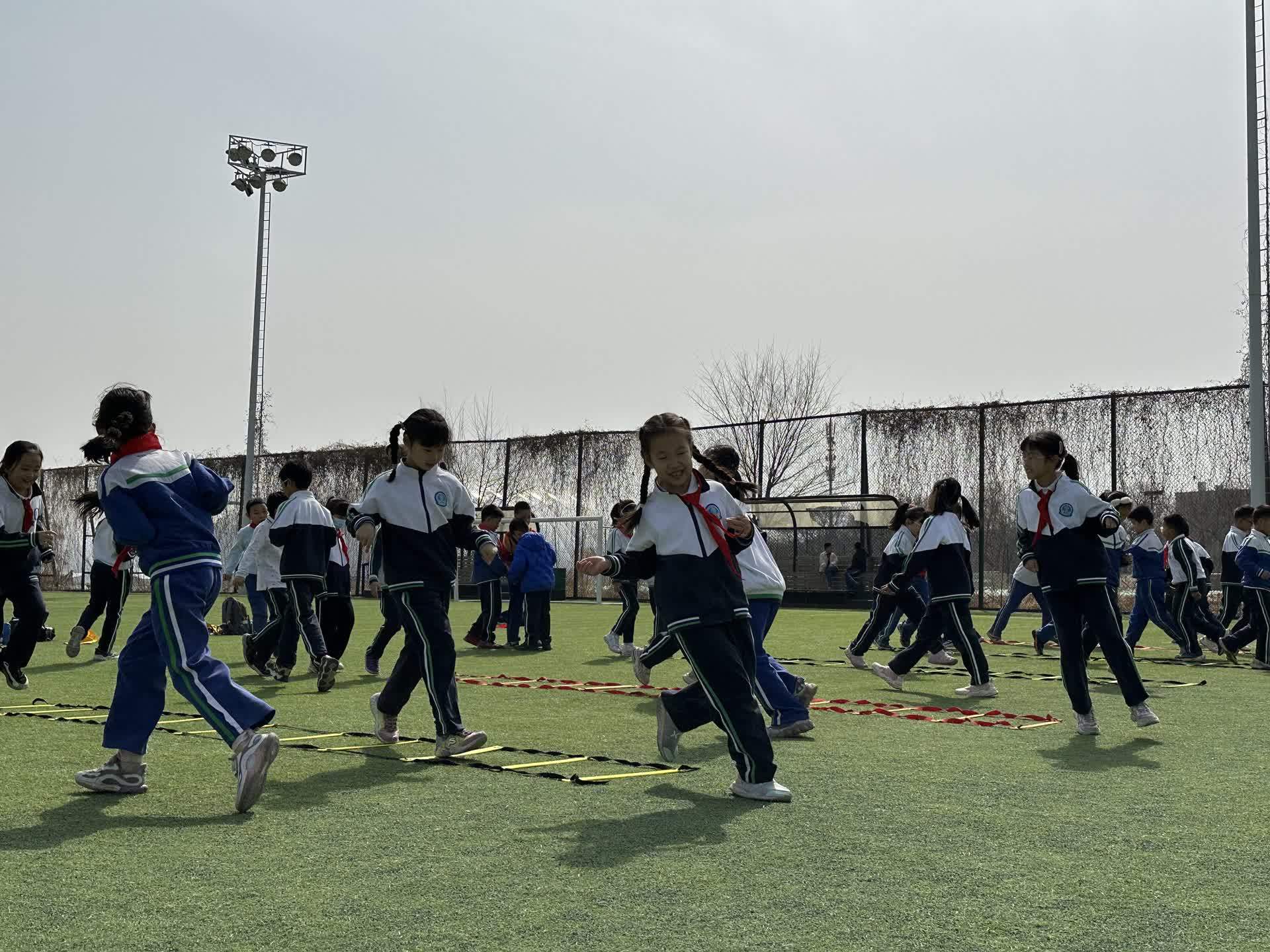 "最初的时候,有些学生爬上山就累得走不动了.