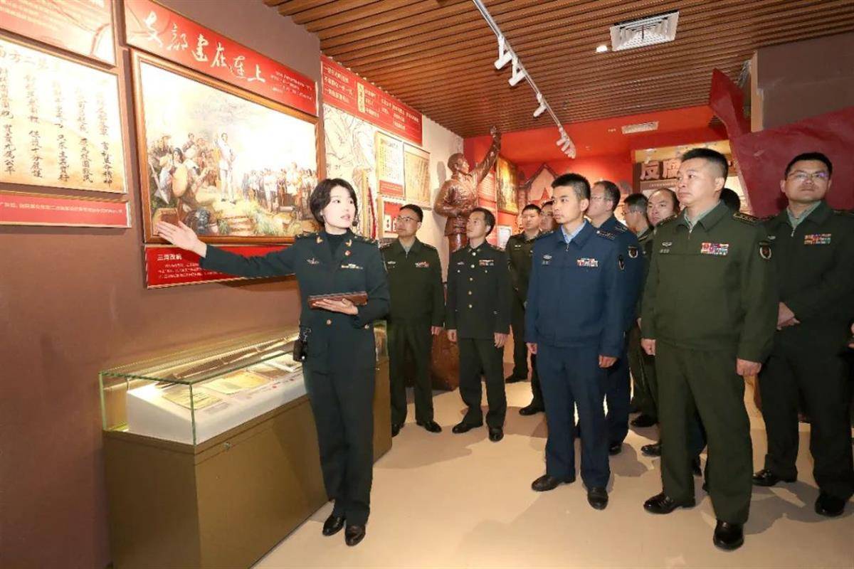 湖北省军区党委机关开展现地教育检视活动