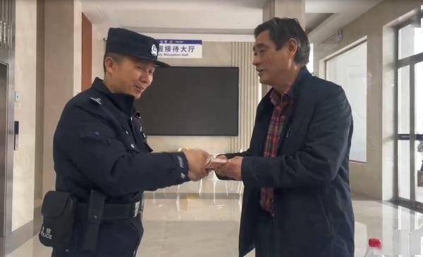 天上真的掉钱了监控拍下了这一幕