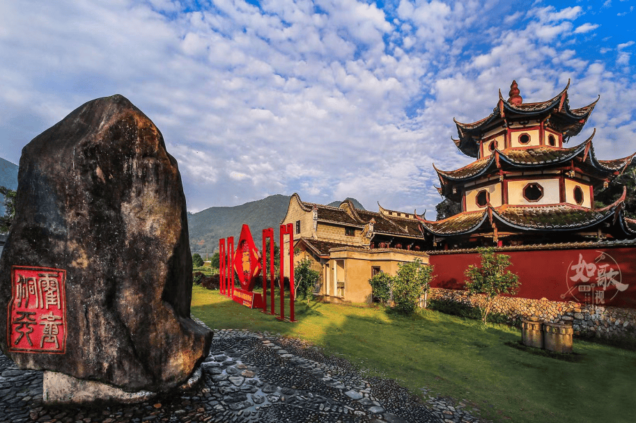 再往前可见远山时隐时现,雾气缭绕,有美的飘飘欲仙的九仙村,在这里