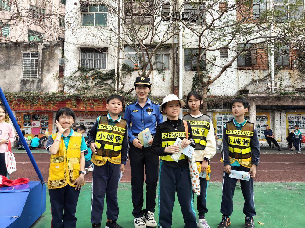 东莞虎门校园跳蚤市场开市小城管正式上岗